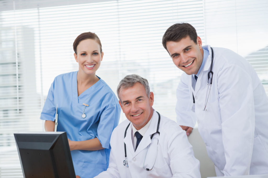 Doctor joven doctor veterano